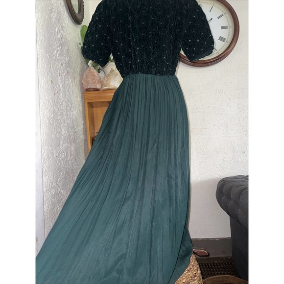 VINTAGE JEFFREY AND DARA EMERALD PUFF SLV GREEN VELVET SHORT SLEEVE DRESS 8 - Picture 9 of 11